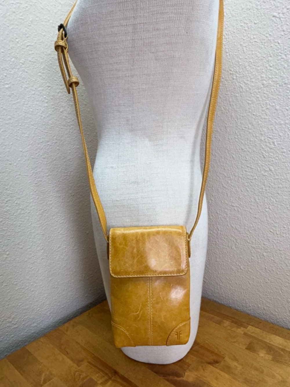 Frye Melissa Leather Phone Crossbody Bag Sunflower Yellow Smartphone Wallet - Picture 3 of 9